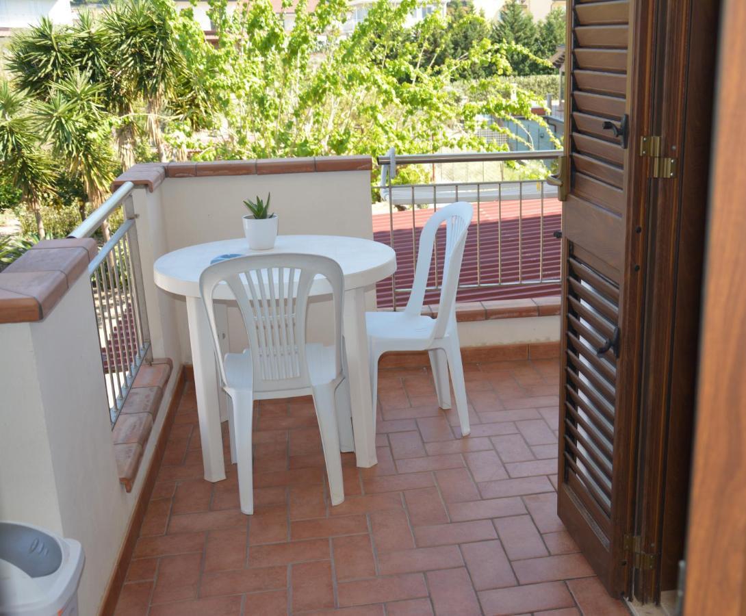 A Due Passi Dal Mare Bed & Breakfast กาโปดอร์ลันโด ภายนอก รูปภาพ